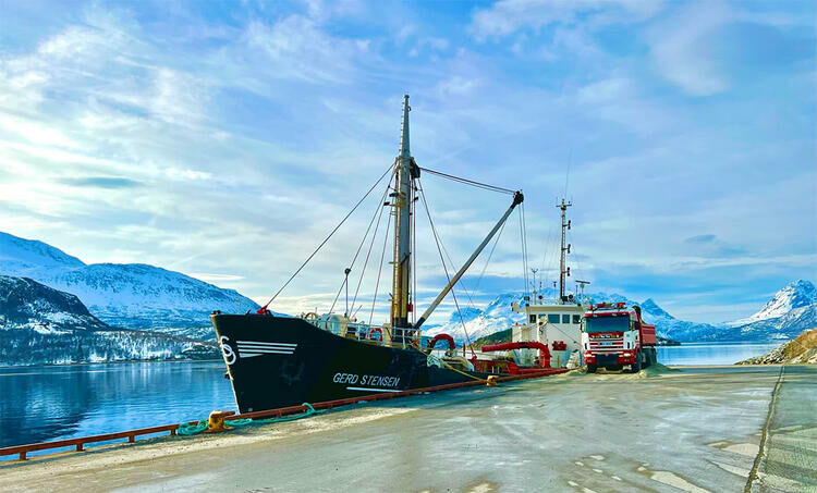 Lastebåten M/s "Gerd Stensen" besøkte kaia på Salangsverket mandag formiddag. FOTO: JON HENRIK LARSEN