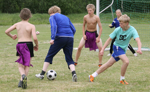 Toppløs grendefotball