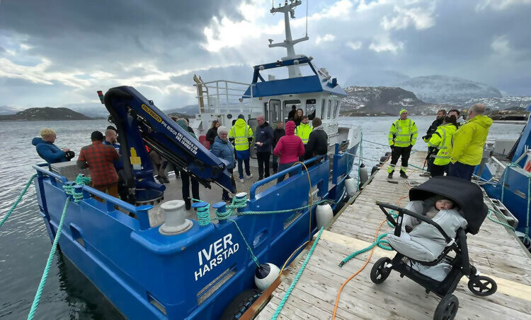 Mellom 25 og 30 mennesker møtte frem for å se nærmere på den nye arbeidsbåten «Iver» i går formiddag.