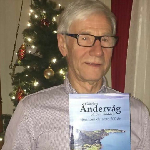 Forfatter, Knut Arne Mikalsen har skrevet mange gårdshistoriebøker som er populær blant de som kommer fra områdene beskrevet i bøkene, og historiesamlere. FOTO: PRIVAT