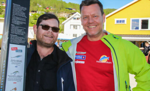 Torkel Rørstrand gratulerte Bror Wangberg med 2. plassen i hovedkonkuransen om 500.000 kroner. FOTO: ALEKSANDER WALØR