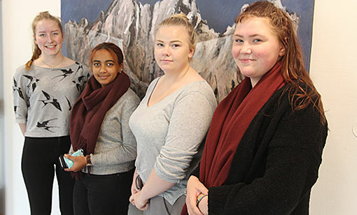 Aurora Walle Baardsen (t. v.), Baseba Sium, Marlene Løvberg og Maren Fagerli er noen av elevene som håper på å reise til London. FOTO: PER ASBJØRN GUNDERSEN