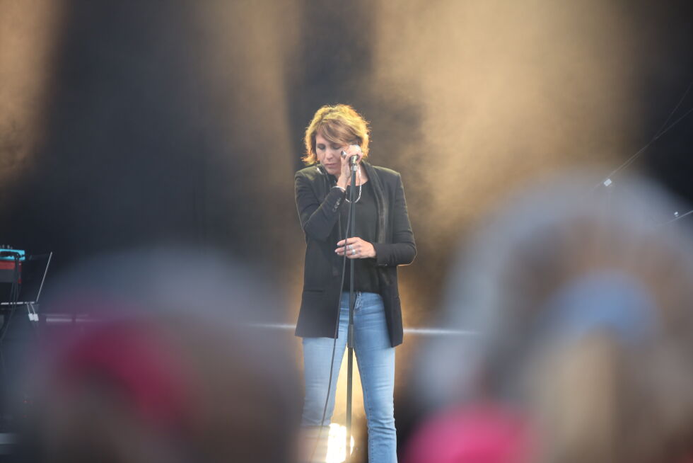 Kari Bremnes underholdt 550 mennesker med sine melodier på konserten ved Lysnes båthavn fredag kveld.
 Foto: Jon Henrik Larsen