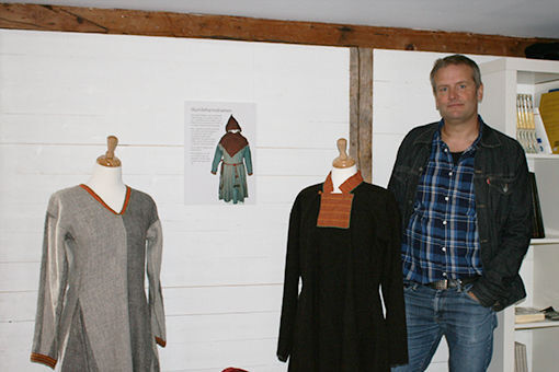 Frode Hansen ved Sør-Troms Museum skulle gjerne ønske besøkstallene var litt høyere. Drakten som er utstilt er basert på Sjoldehamndrakten som ble funnet på Andøya i 1936, drakten er datert til å stamme fra midten av det 11. århundret, og er en del av utstillingen Ull er Gull. FOTO: KNUT-ARILD JOHANSEN.