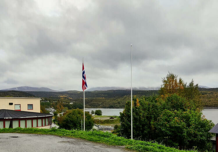 Det samiske flagget var ikke heist på flaggstanga utenfor kulturhuset i Salangen søndag. FOTO: PETTER PEDERSEN