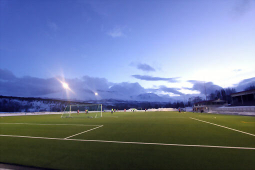 Hovedbanen på Idrettsheia var mandag kveld ryddet for snø, og klar for en ny fotballsesong. FOTO: JON HENRIK LARSEN