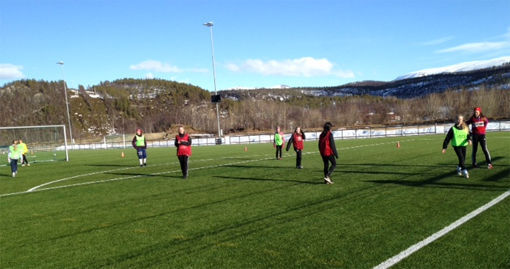 Det var samlet hele 48 jenter på SIF Fotball sin jentefotball- dag på Idrettsheia søndag.