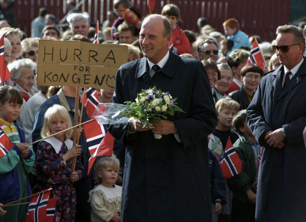 Kong Harald ankommer Sjøvegan via flytebrygge som ble lagt ut for anledningen fra Lundplanet på Sjøvegan.
 Foto: Terje Bendiksby / NTB