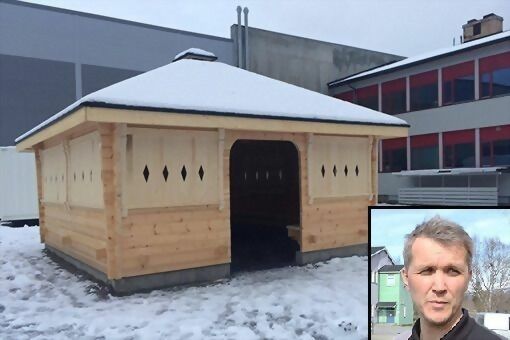 I forrige uke sto den nye grillbua ferdig på skolegården ved Lavangen Skole. FOTO: PER ASBJØRN GUNDERSEN.