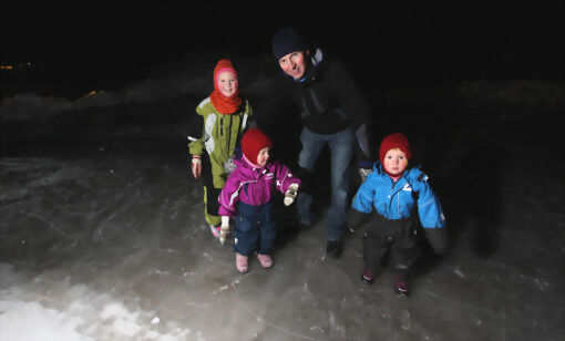På bildet: Tor-Arne Chruickshank og ungene var godt fornøyd med den lille skjøytebanen i sentrum. FOTO: JON HENRIK LARSEN