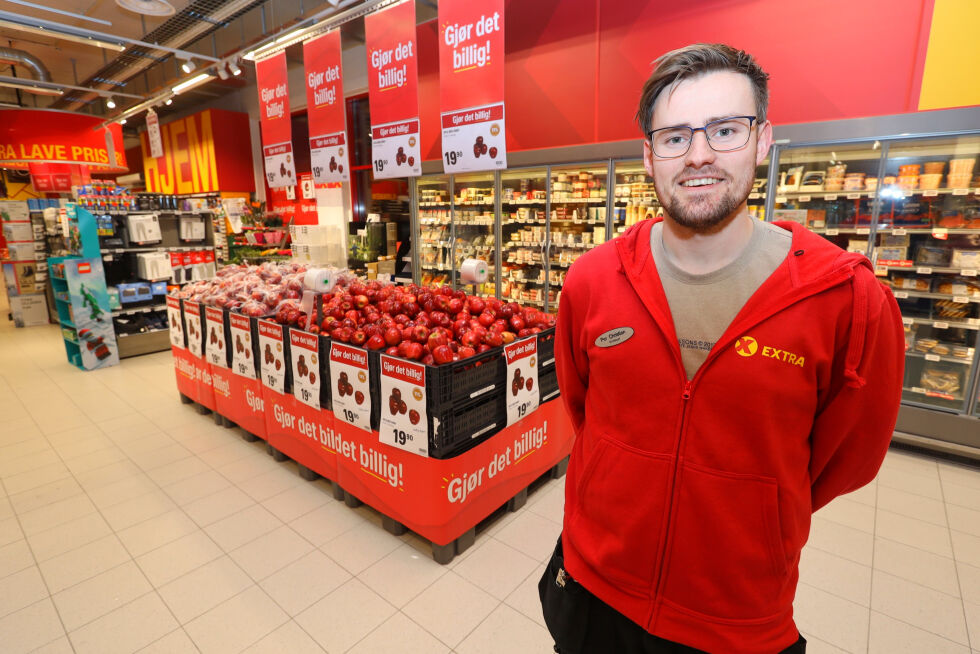 Butikksjef Per Christian Schjølberg har bestilt veldig mye epler inn til butikken. Nå håper han å få solgt alt ut i løpet av noen uker.
 Foto: Jon Henrik Larsen