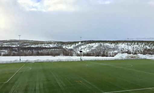 Hovedbanen på Idrettsheia var fredag formiddag ryddet for snø, og klar for en ny fotballsesong. FOTO: JON HENRIK LARSEN