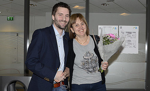 Ronny Repvik (t.v) benyttet muligheten til å takke sin tidligere lærer, Trude Alvestad (t.h) under et innlegg på en konferanse på Ungt Entreprenørskap forleden. FOTO: KAJA BAARDSEN