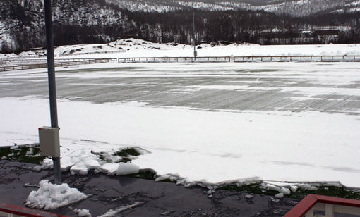 Oppe ved fotballbanen på Idrettsheia er snøen begynte å tine. FOTO:VERONICA KLAUSSEN