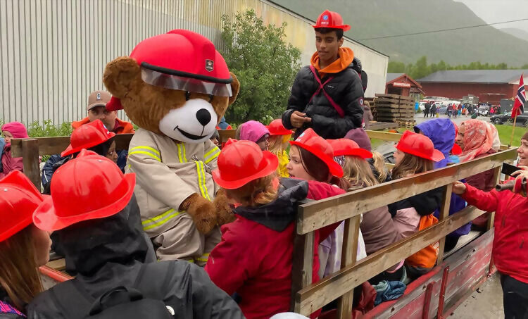 Alle ville hilse på brannbamsen "Bjørnis" når han besøkte Lavangen i går tirsdag. FOTO:  HEGE MYRSETH ROLLMOEN
