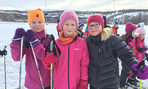 Mia (t.v), Eline og Synne er aktive skigåere og syntes det var stas med skidag. FOTO: PER ASBJØRN GUNDERSEN