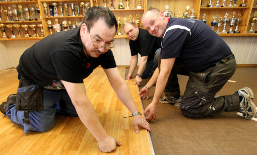 Det er disse spreke gutta som hjelper til med å legge nye gulv på klubbhuset på Idrettsheia. FOTO: JON HENRIK LARSEN