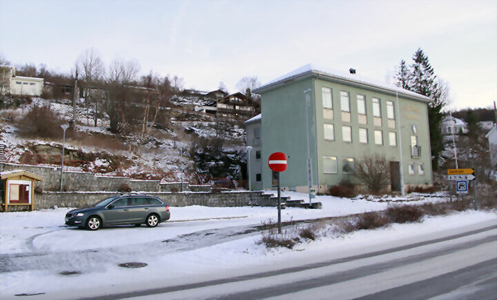 Julegrana vil komme opp i år også ved det tidligere Herredshuset på Sjøvegan. FOTO: MARTINE TURKALJ