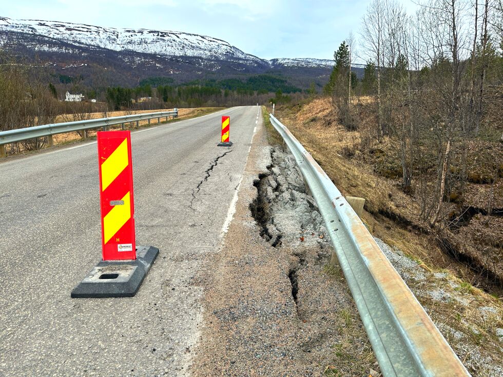 En del av fylkesvei 851 har løsnet og rast ut ned i et dalsøkk ved Masterbakken i Salangen.
 Foto: Jon Henrik Larsen