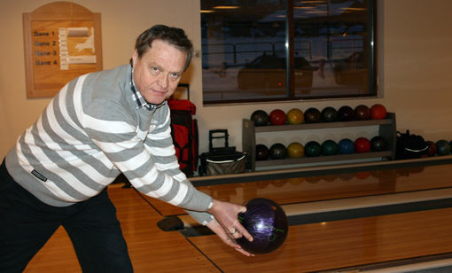 Daglig leder Gunnar Bergholt gleder seg til det blir liv i bowlinghallen på Setermoen. FOTO: CAMILLA FINVIK