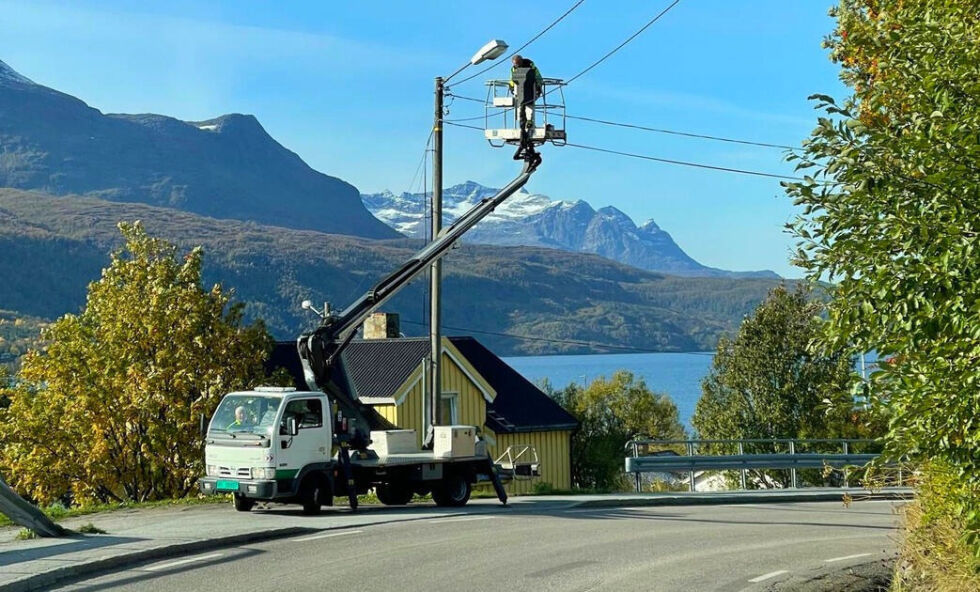 Ansatte fra tekniske etat i Salangen kommune var denne uka ute og skiftet pærer i gatelysene på Sjøvegan.
 Foto: Jon Henrik Larsen