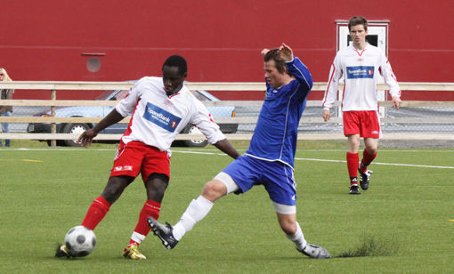 På bildet: Christian Mbemba (t.v) sørget for to mål i kampen mot Bardufoss. FOTO: JON HENRIK LARSEN