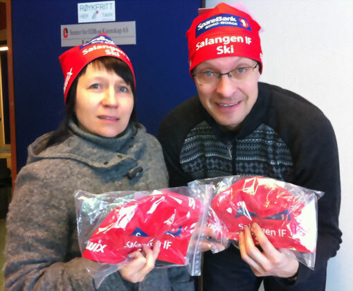 På bildet: Lill-Eva Jenssen (t.v) og Oddgeir Sagerup (t.h) med nye luer til SIF Ski. FOTO: JON HENRIK LARSEN