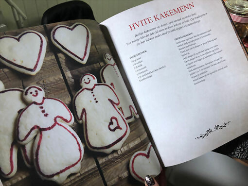 Boka inneholder over hundre oppskrifter av tradisjonell nordnorsk julemat. FOTO: JON HENRIK LARSEN.