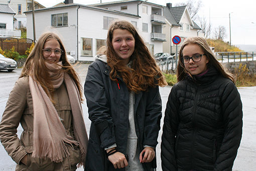 F.v.: Politisk nestleder i ungdomsrådet Julia Jones, leder i ungdomsrådet Martine Seipäjärvi Daleng og organisatorisk nestleder i ungdomsrådet Emma Sofie Lind. FOTO: KNUT-ARILD JOHANSEN