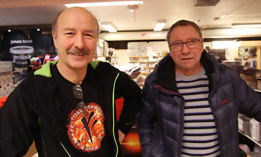 Morten Andersen (t.v.) og Jens-Viktor Steinsund varsler befolkningen i Salangen at det blir å smelle på ettermiddagene fram til nyttårsdagen. FOTO: ALEKSANDER WALØR