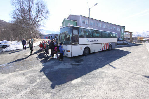 På bildet: Det foregår mye trafikk på bussholdeplassen utenfor Lavangen skole, både i form av fotgjengere og biler. FOTO: JON HENRIK LARSEN