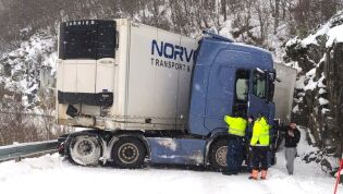 Flere trailere sakset i Segelstein