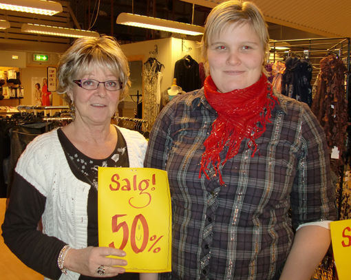 På bildet: Lillian Riise (t.v) og Marita T. Andreassen (t.h) på Kleo har startet januarsalget. FOTO: JON HENRIK LARSEN
