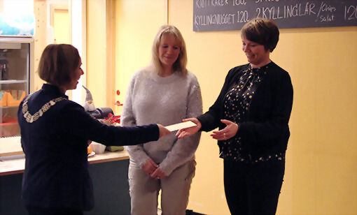 Renate Chruickshank (t.h.) og Heidi Lill Olsen fikk årets Arbeidsmiljøpris, som ble stemt frem av de ansatte i kommunen og delt ut av ordfører, Sigrun Wiggen Prestbakmo. FOTO: KNUT-ARILD JOHANSEN