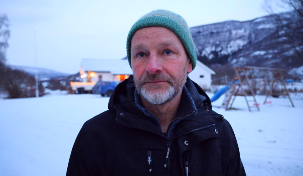 Leder i lokallaget for Troms Bondelag i Lavangen, Bernhardt Halvorsen sier det er uforståelig det som har skjedd i bygda natt til fredag.
 Foto: Jon Henrik Larsen