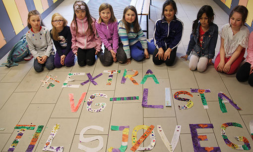 Barna fikk i oppdrag å pynte frem en bokstav hver av hashtag-koden. FOTO: PER ASBJØRN GUNDERSEN