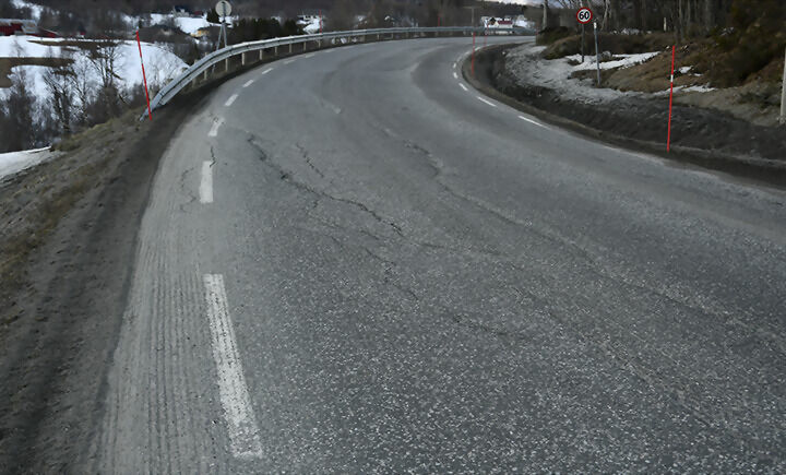 VEIEN: Slik ser veien ut på strekningen ved Løksebotn. FOTO: TORBJØRN KOSMO