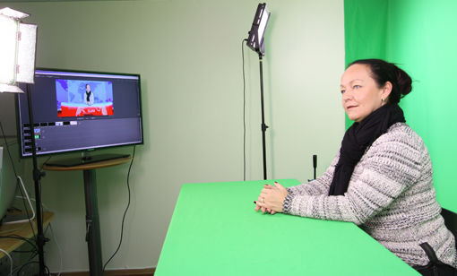 Line Miriam Sandberg fikk prøve ut det nye studioet som gir web-tv hos Salangen-Nyheter uante muligheter.