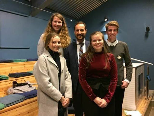 På lørdag var Martine Seipäjärvi Daleng i Tromsø å representerte Ungdommens Fylkesråd i forbindelse med besøket fra Kronprinsen og Prinsesse Ingrid Alexandra og dåpen av forskningsfartøyet Kronprins Haakon. FOTO: PRIVAT